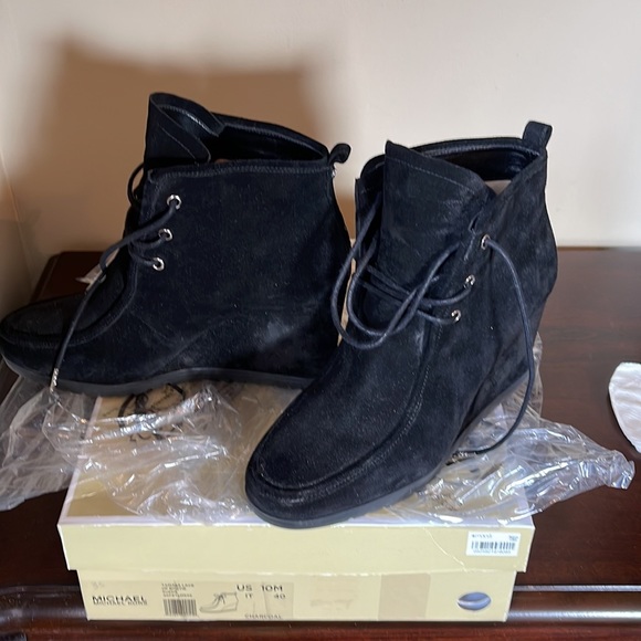 Women Michael Kors Elegant Women Black… Worn a few times Condition Good -Suede - Picture 3 of 5